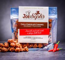 Luxusní, lehce pikantní popcorn Joe & Seph's s příchutí chilli, čokolády a karamelu 32 g