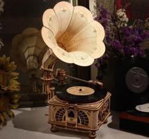 Skládací model funkčního dřevěného gramofonu