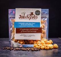 Luxusní popcorn Joe & Seph's se zkaramelizovanou solí a černým pepřem 32 g
