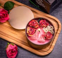 Výhodná sada zdobených svíček v plechové dóze 5x200 g